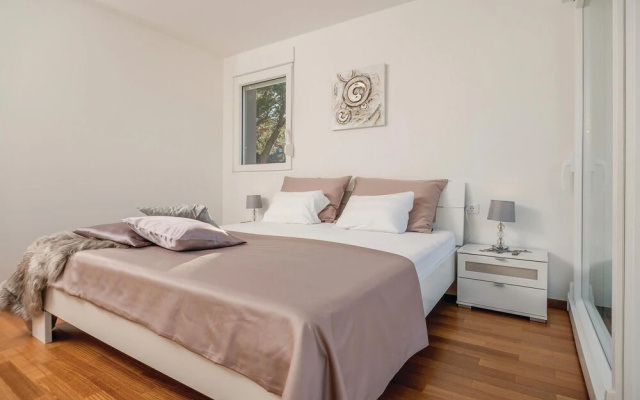 Nice Home in Podstrana with Hot Tub, WiFi & 4 Bedrooms