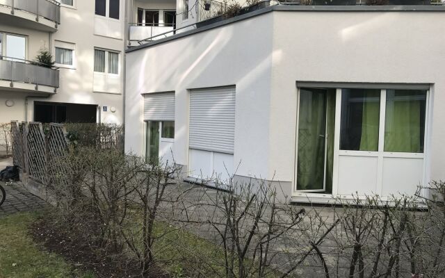 Отель KN Kahtan Boarding House Мюнхен вид на фасад