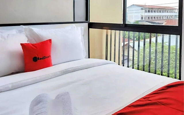 RedDoorz near RS Royal Prima Medan 2
