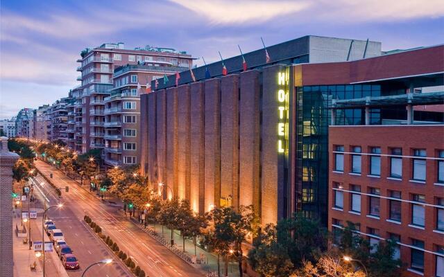 Отель Novotel Madrid Center вид на фасад