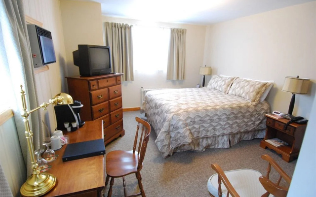 Loyalist Inn & Suites