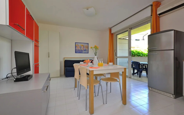 Ideal Getaway Flat With Solarium and Pool