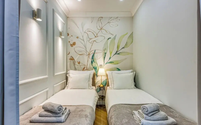 Boutique Downtown Studio with Balcony  1