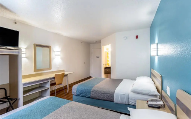 Motel 6 St Louis South