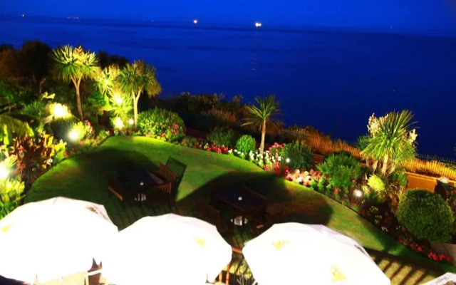 Carlton Hotel