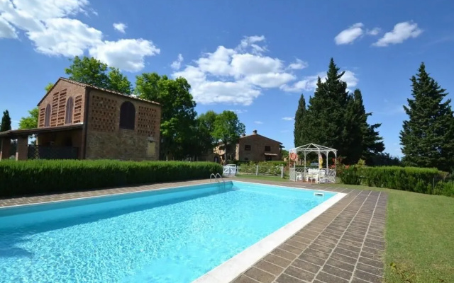 Romola Retreat: Tuscan Escape