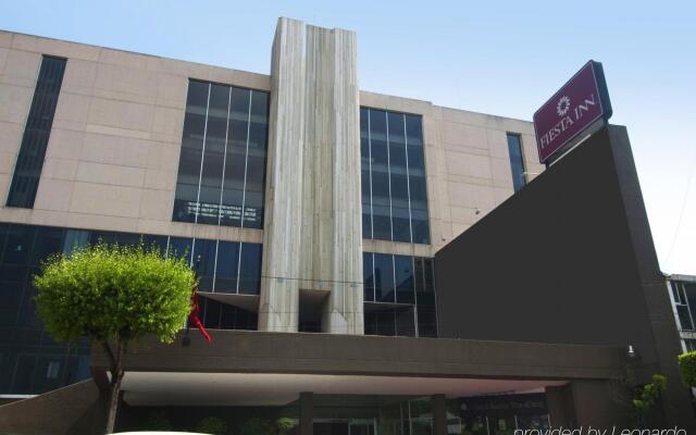 Отель Fiesta Inn Tlalnepantla Тлальнепантла-де-Бас вид на фасад