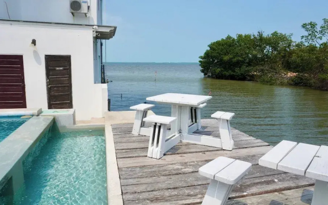 Poolside Seaview Studio With Infinity Pool & Overwater Deck Near Airport, 1st FL