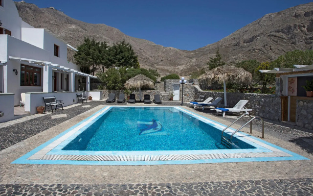 Birds Villa Apartments with Heated Pool - Including Car and Breakfast