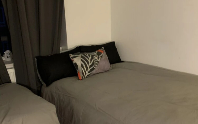 Very Conv 1-bed Apartment With Views of London