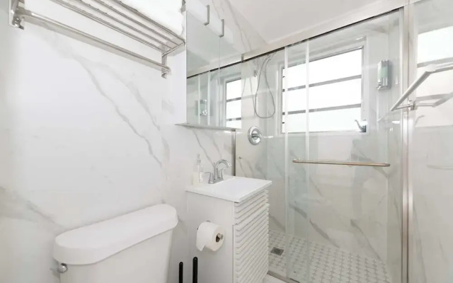 Sunny 2BR Miami Beach Apartment, Perfect Location!