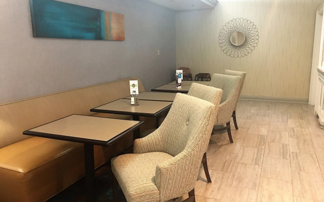 Holiday Inn Express & Suites - North Carmel / Westfield by IHG