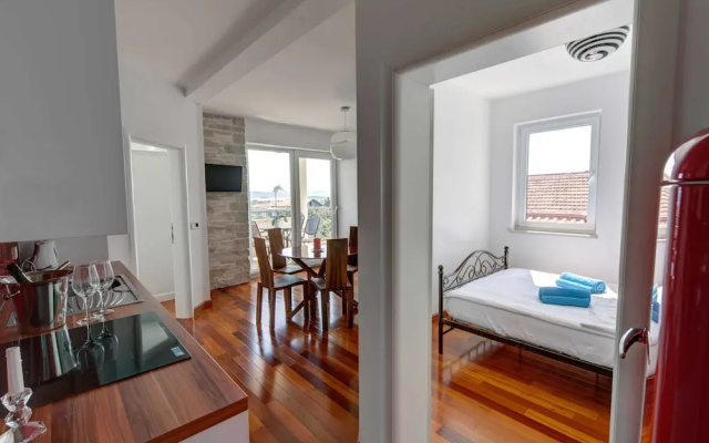 Adorable Apartment in Murter with Hot Tub
