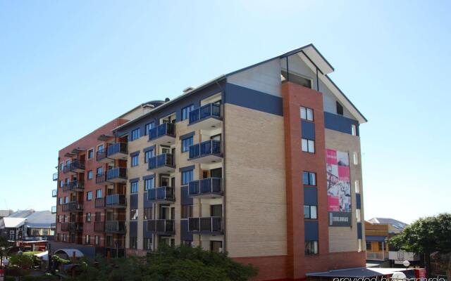 Central Brunswick Apartment Hotel вид на фасад
