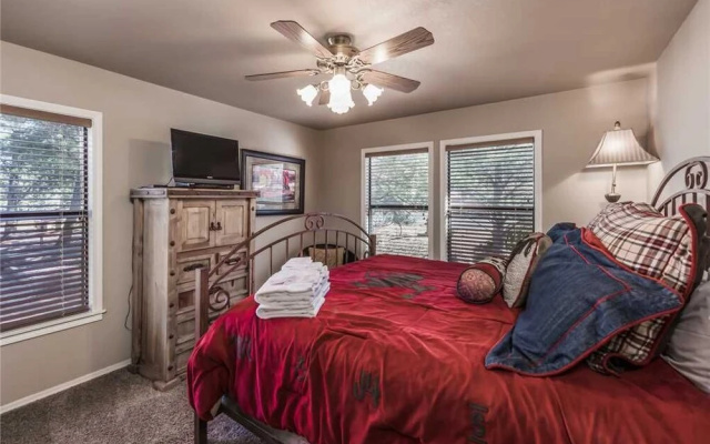 Bogie - Five Bedroom Cabin with Hot Tub
