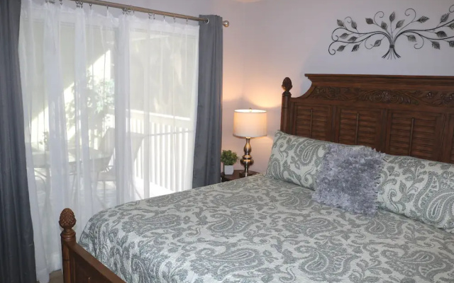 ​Near Theme Parks! Spectacular New 3 BR Home, Sleeps 7, Patio, Pool!