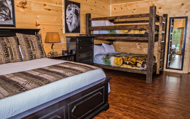 Sycamore Mansion - FourteenBedroom Cabin