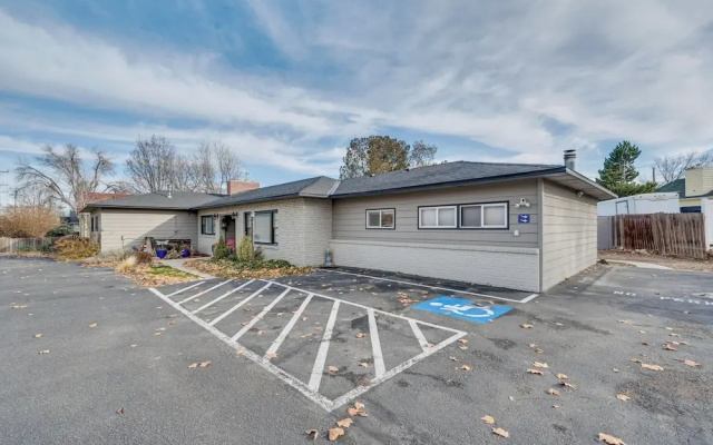 Cozy Nampa Escape w/ Fireplace + Smart TV!
