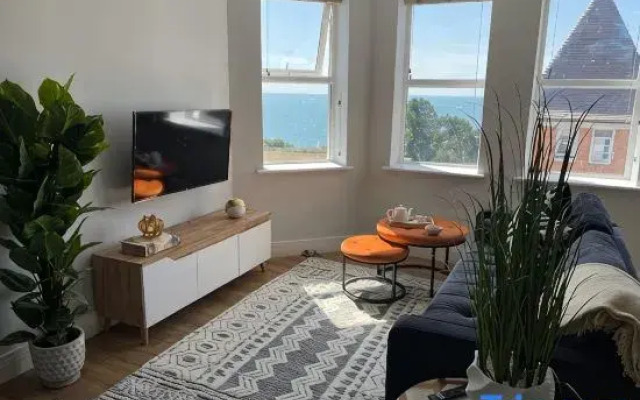 Luxurious 2-Bed Apt w/ Stunning Sea View & Parking