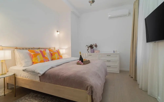 Top-Floor Romanian Athenae 2BR Apartment, Quiet City Views