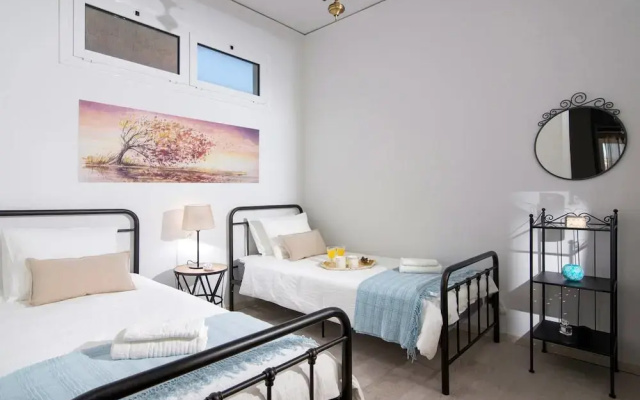 Bright stylish flat 10' walk to centre