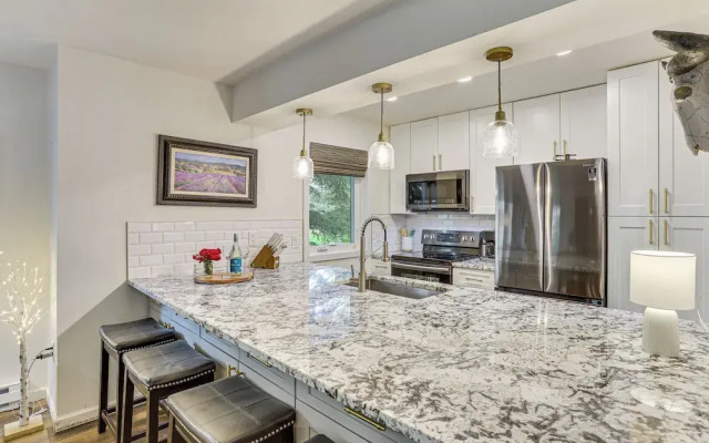 Hike, Ski & Golf: Fully Renovated Edwards Townhome