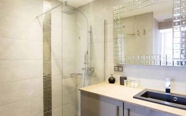 1 Bedroom in Front of the Palais!