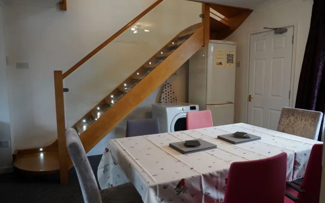 4 Bedroom Home - Sleeps 10 - Free Parking