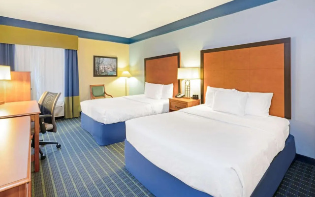 La Quinta Inn & Suites Shawnee