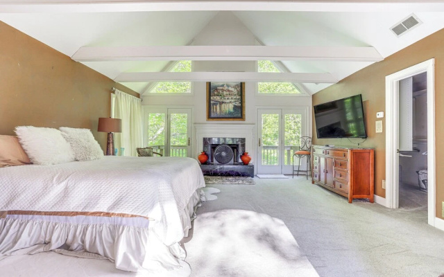 3 Mi to Roswell Riverwalk: Spacious Getaway!