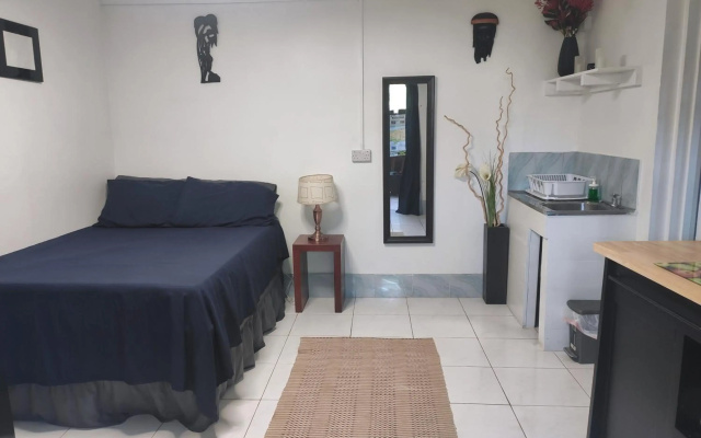 Garden Studio Flat Mango Walk