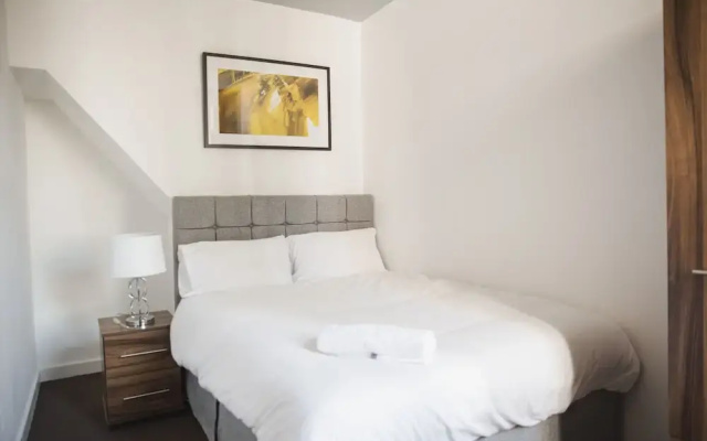 Room in Guest Room - Large Double Room in Leicester