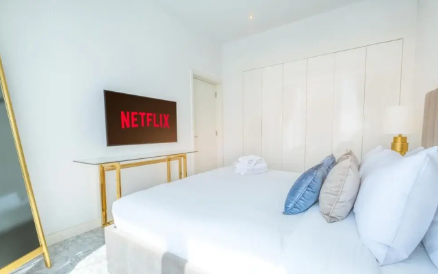LUX The Pad Executive Suite Canal View 1