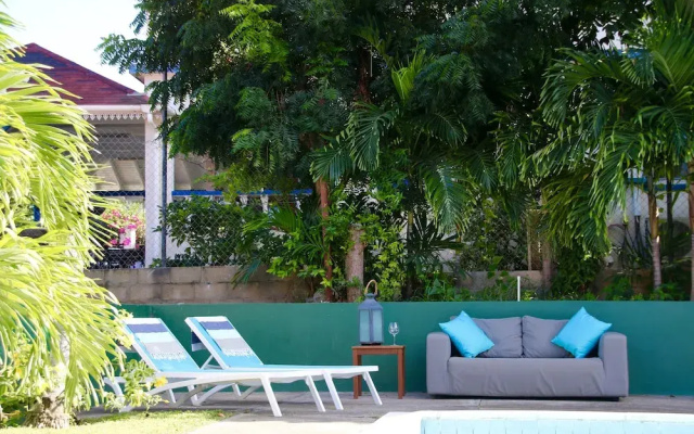 Отель Talk of the Town Inn & Suites