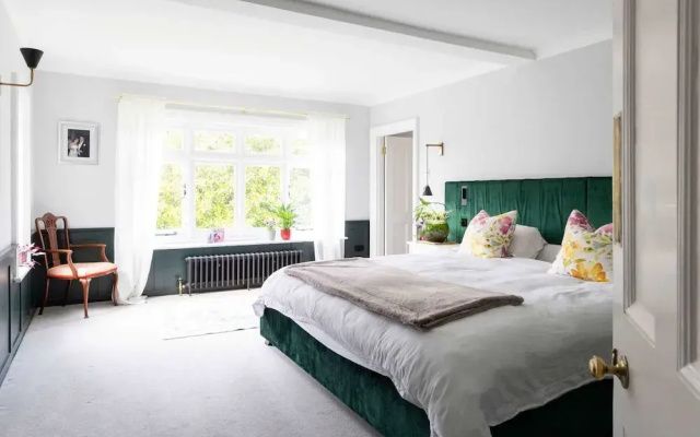 Country Retreat - Sleeps 14 - Large Garden