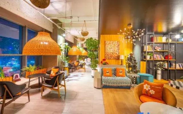 Yuelan Holiday Hotel (Urumqi High-Speed Railway Station)