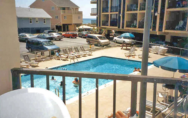 Seatime 201N 1 Br condo by RedAwning