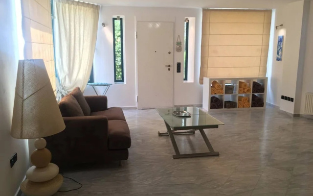Stunning 4-bed Villa in Lagonisi Kalivia Thorikou