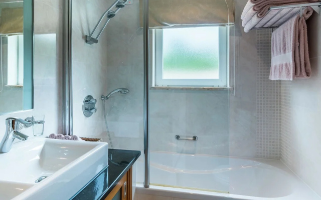 Luxurious Apartment in Lagos with Swimming Pool & Hot Tub