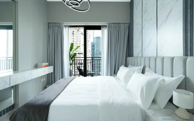 KeyRock Living - Dubai Skyline