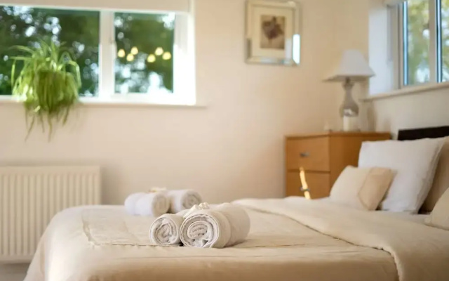 Peveril House, Spacious Eco-friendly Holiday Home