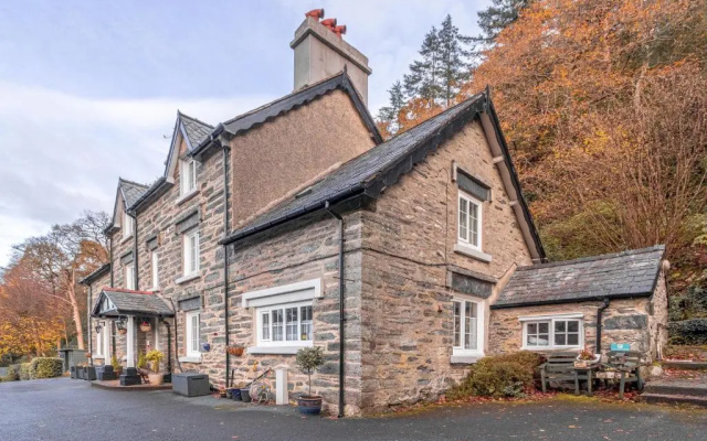 Glyntwrog House