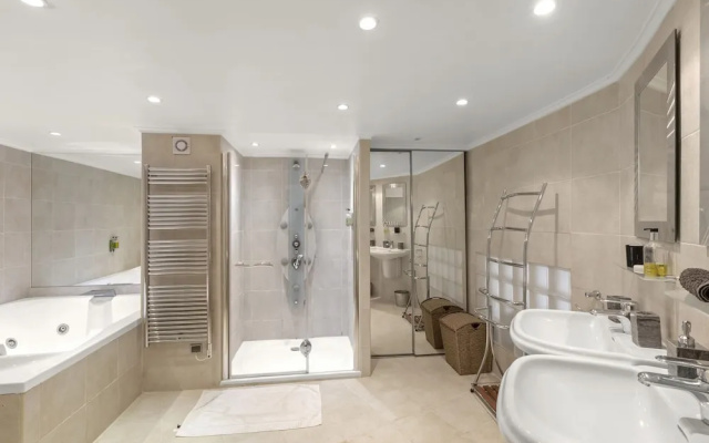 Cannes Mandelieu Lovely 6-Bed Villa