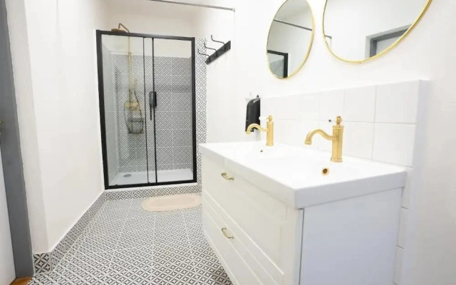White Wolf House Hostel & Apartments