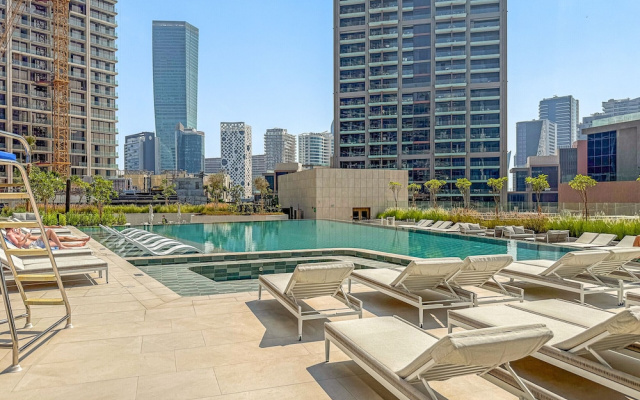 Peninsula One - 1710 Studio