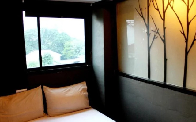 Rod Fai Fah Apartment