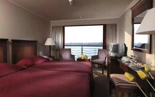 Travcotels Cruise Luxor Hotel