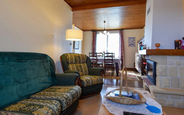 Classic Holiday Home in Saint Nic-Pentrez with Fenced Garden