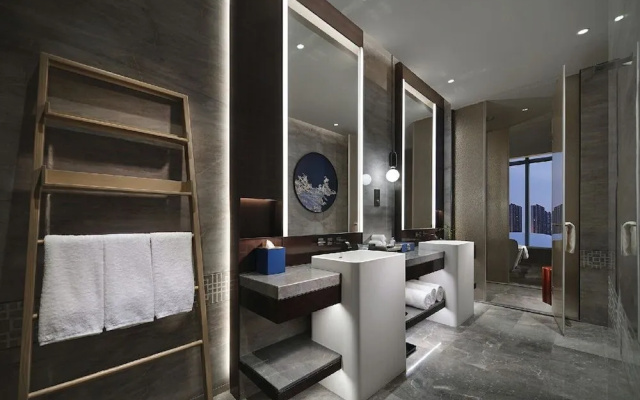 HUALUXE Nanjing Yangtze River by IHG