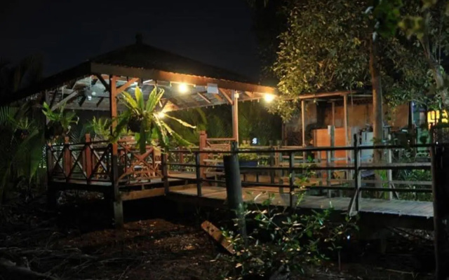 Spot On 90012 Cerana Villa Resort Medan Ikan Bakar In Kota Bharu Malaysia From 13 Photos Reviews Zenhotels Com